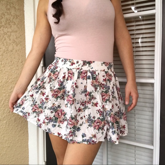Brandy Melville Dresses & Skirts - Brandy Melville Floral Skirt